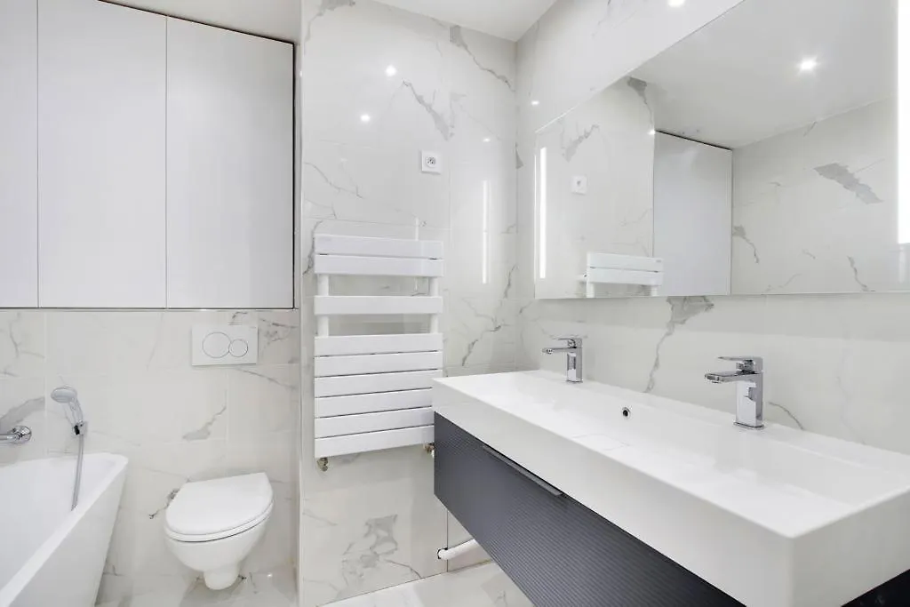 Trocadero/ Eiffel Tower - 3 Bedrooms- All New! パリ 0*,  フランス