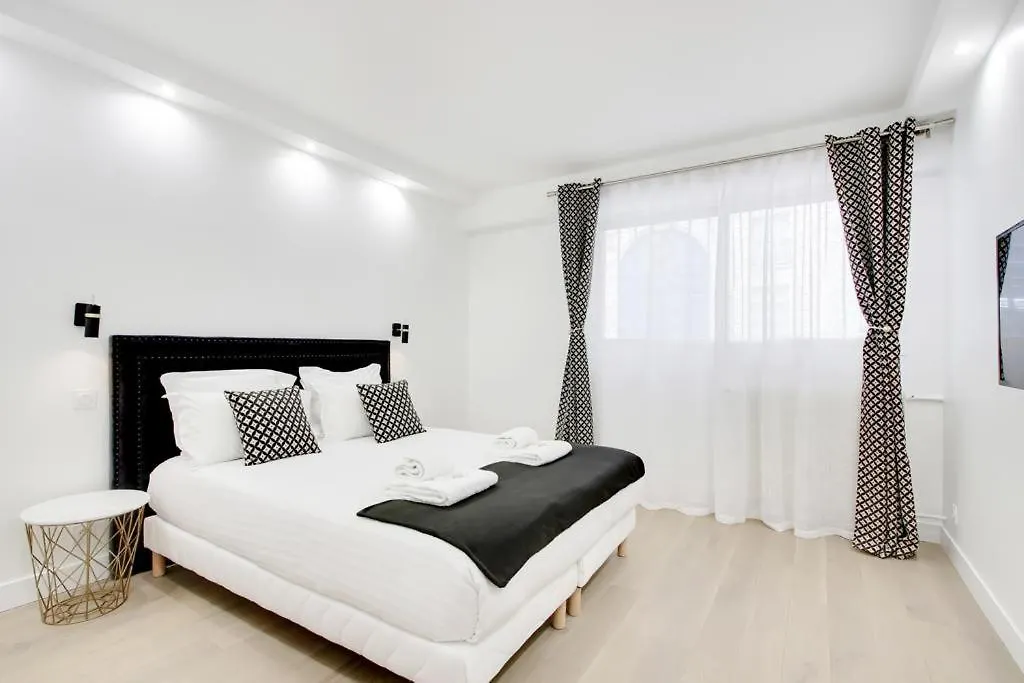 Trocadero/ Eiffel Tower - 3 Bedrooms- All New! Paris Apartment