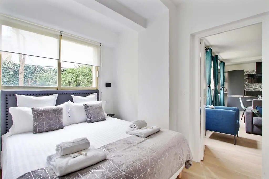 Apartment Trocadero/ Eiffel Tower - 3 Bedrooms- All New! Paris France