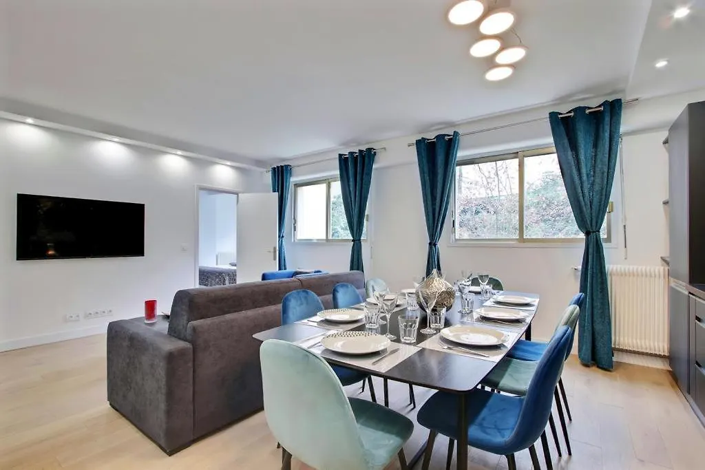 Apartment Trocadero/ Eiffel Tower - 3 Bedrooms- All New! Paris